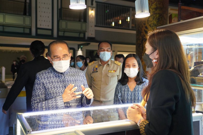 กรมการพัฒนาชุมชน เปิดงาน OTOP MIDYEAR 2021 ผนึกกำลังภาคเอกชน-ห้างค้าปลีก เปิดพื้นที่จำหน่ายสินค้า OTOP มากกว่า 200 ร้านค้า ตั้งแต่วันที่ 25 – 31 ตุลาคม 2564 ณ ไอคอนสยาม พร้อมชวนช้อปแบบวิถีใหม่ New normal ผ่านแพลตฟอร์มออนไลน์ กระจายรายได้สู่ชุมชน กระตุ้นเศรษฐกิจของประเทศ