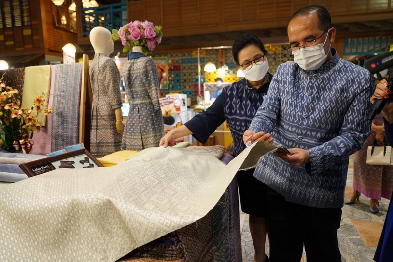 กรมการพัฒนาชุมชน เปิดงาน OTOP MIDYEAR 2021 ผนึกกำลังภาคเอกชน-ห้างค้าปลีก เปิดพื้นที่จำหน่ายสินค้า OTOP มากกว่า 200 ร้านค้า ตั้งแต่วันที่ 25 – 31 ตุลาคม 2564 ณ ไอคอนสยาม พร้อมชวนช้อปแบบวิถีใหม่ New normal ผ่านแพลตฟอร์มออนไลน์ กระจายรายได้สู่ชุมชน กระตุ้นเศรษฐกิจของประเทศ