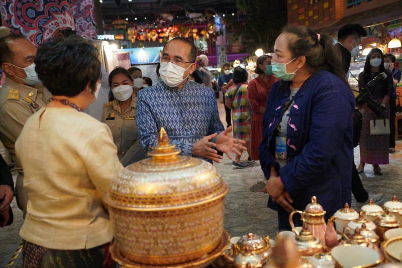 กรมการพัฒนาชุมชน เปิดงาน OTOP MIDYEAR 2021 ผนึกกำลังภาคเอกชน-ห้างค้าปลีก เปิดพื้นที่จำหน่ายสินค้า OTOP มากกว่า 200 ร้านค้า ตั้งแต่วันที่ 25 – 31 ตุลาคม 2564 ณ ไอคอนสยาม พร้อมชวนช้อปแบบวิถีใหม่ New normal ผ่านแพลตฟอร์มออนไลน์ กระจายรายได้สู่ชุมชน กระตุ้นเศรษฐกิจของประเทศ