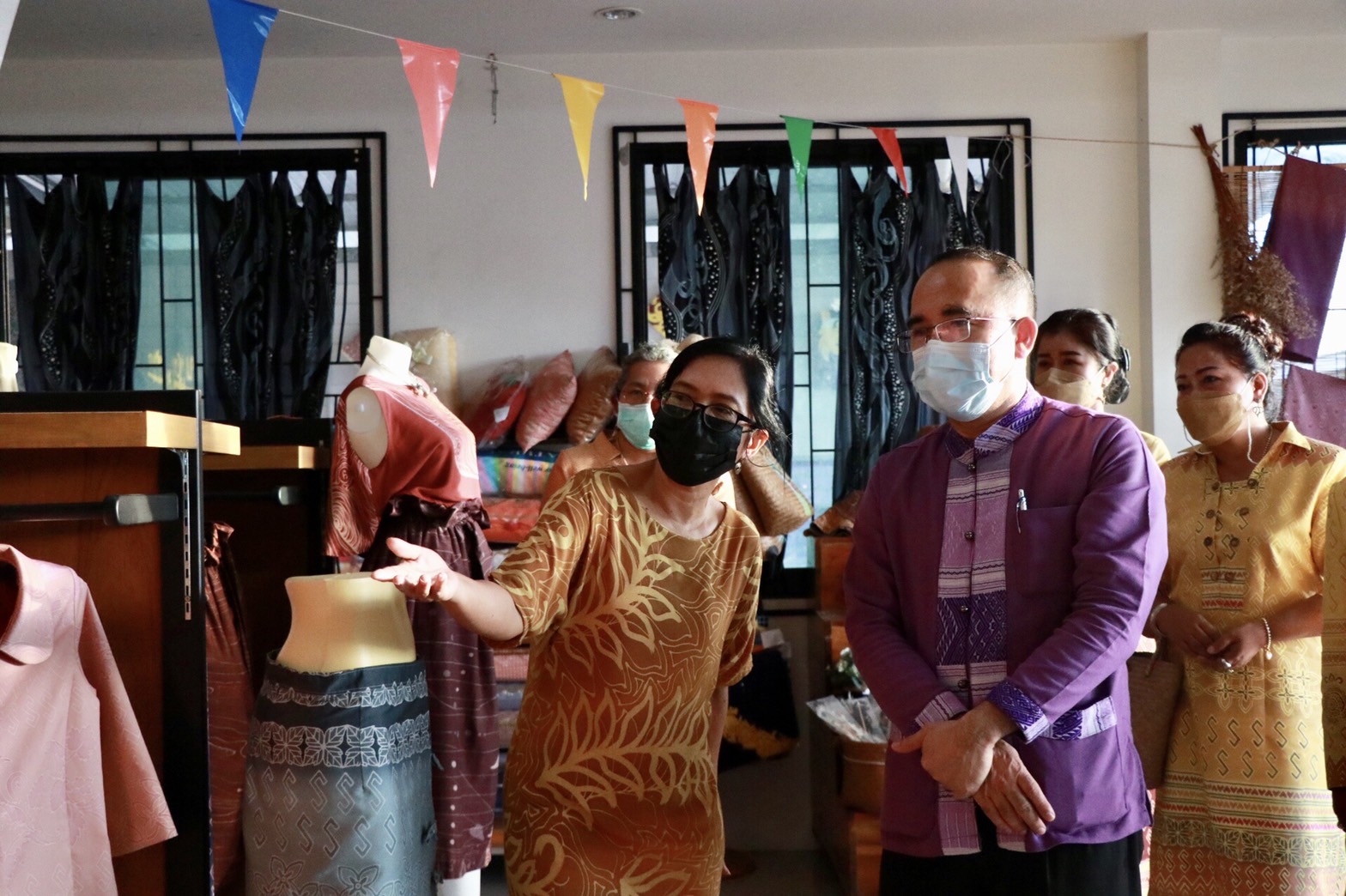 อพช. ชื่นชมความสำเร็จ กลุ่มผ้าบาติกสำเภาทอง สนองพระปณิธาน เจ้าฟ้าสิริวัณณวรีฯ ประยุกต์ “ผ้ามัดหมี่ลายขอเจ้าฟ้าสิริวัณณวรีฯ” สู่ผ้าบาติก งานหัตถศิลป์อัตลักษณ์ของภาคใต้