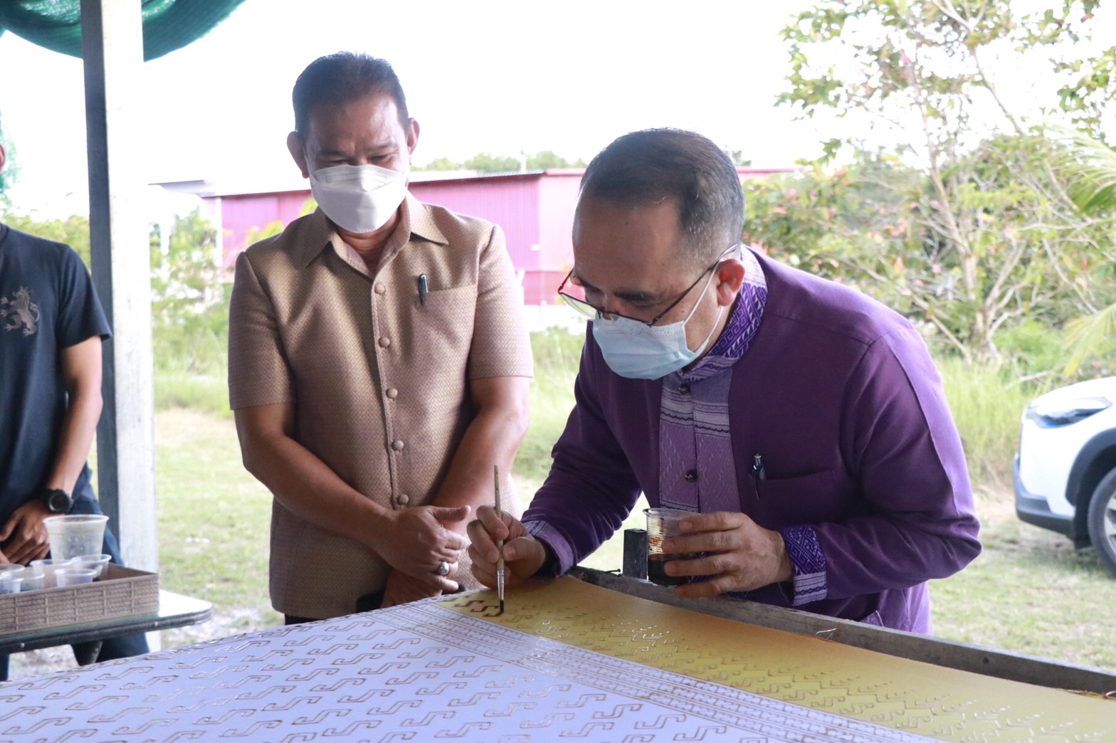 อพช. ชื่นชมความสำเร็จ กลุ่มผ้าบาติกสำเภาทอง สนองพระปณิธาน เจ้าฟ้าสิริวัณณวรีฯ ประยุกต์ “ผ้ามัดหมี่ลายขอเจ้าฟ้าสิริวัณณวรีฯ” สู่ผ้าบาติก งานหัตถศิลป์อัตลักษณ์ของภาคใต้