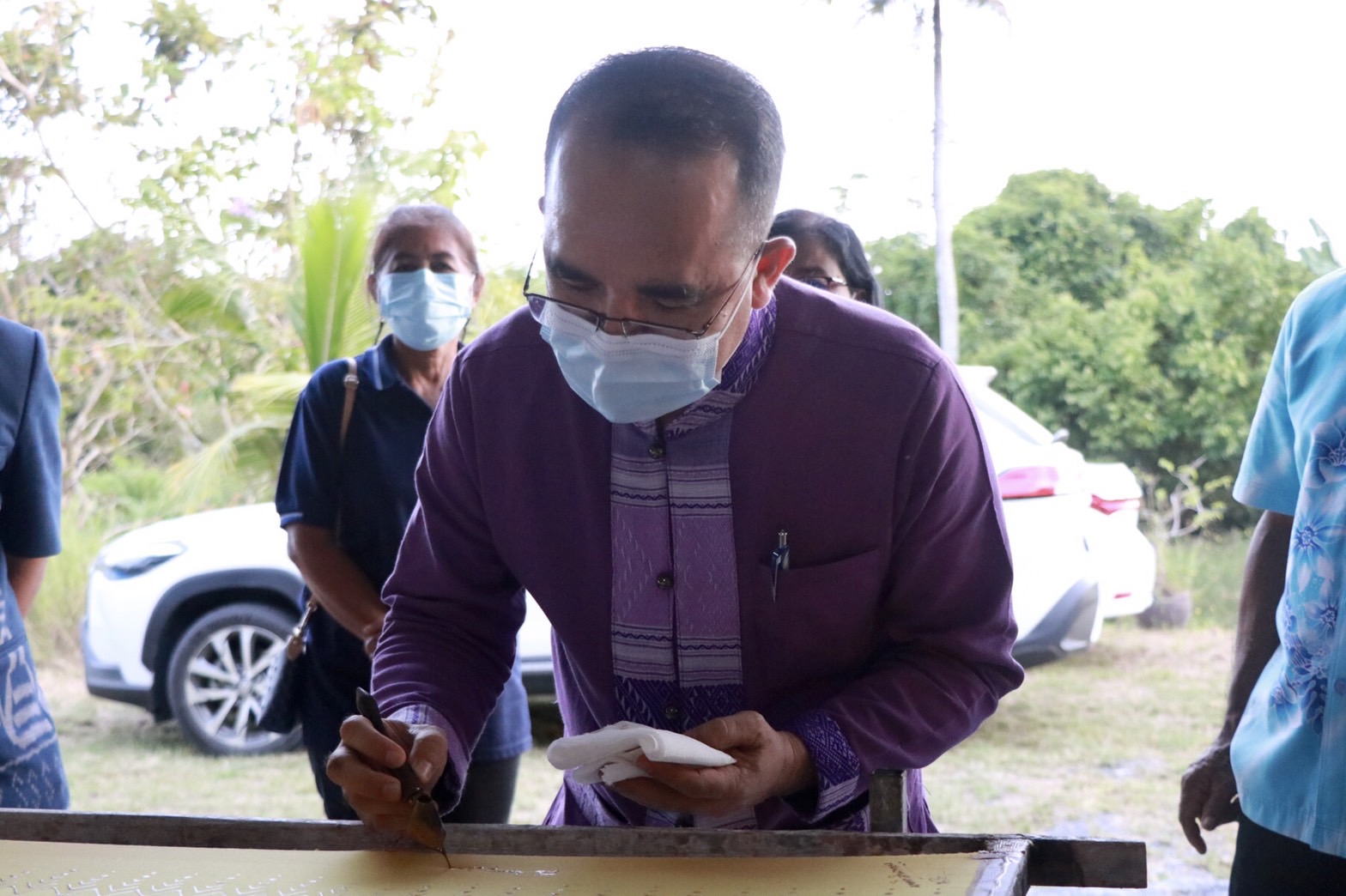 อพช. ชื่นชมความสำเร็จ กลุ่มผ้าบาติกสำเภาทอง สนองพระปณิธาน เจ้าฟ้าสิริวัณณวรีฯ ประยุกต์ “ผ้ามัดหมี่ลายขอเจ้าฟ้าสิริวัณณวรีฯ” สู่ผ้าบาติก งานหัตถศิลป์อัตลักษณ์ของภาคใต้