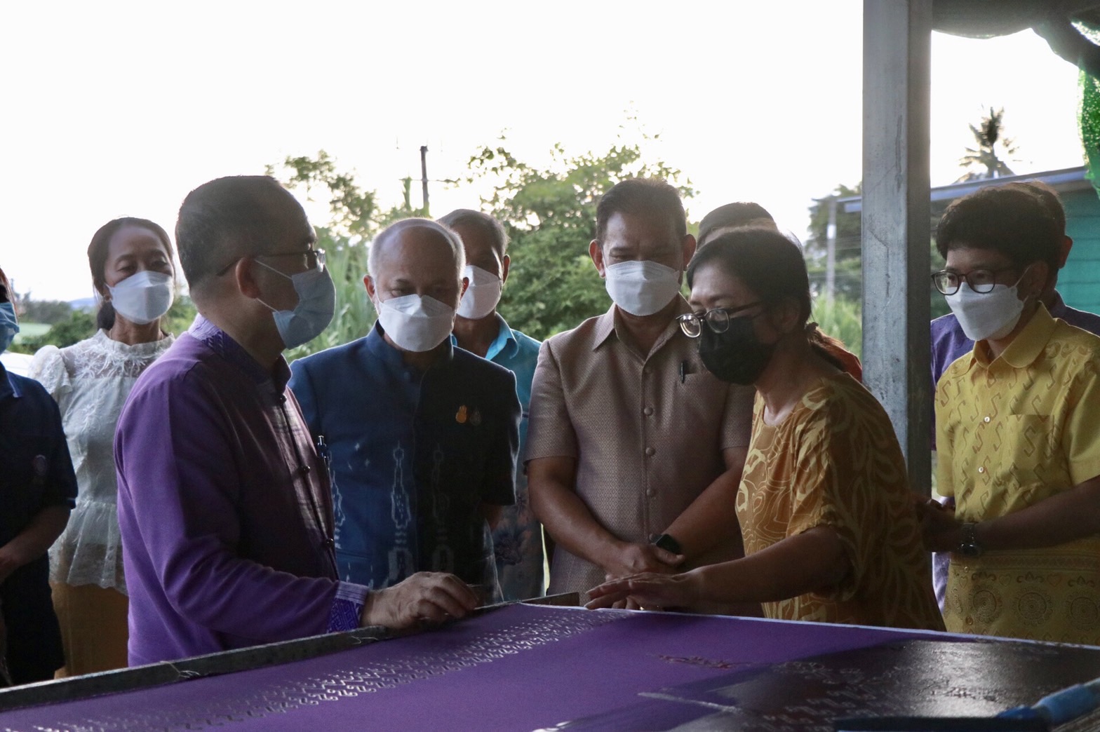 อพช. ชื่นชมความสำเร็จ กลุ่มผ้าบาติกสำเภาทอง สนองพระปณิธาน เจ้าฟ้าสิริวัณณวรีฯ ประยุกต์ “ผ้ามัดหมี่ลายขอเจ้าฟ้าสิริวัณณวรีฯ” สู่ผ้าบาติก งานหัตถศิลป์อัตลักษณ์ของภาคใต้