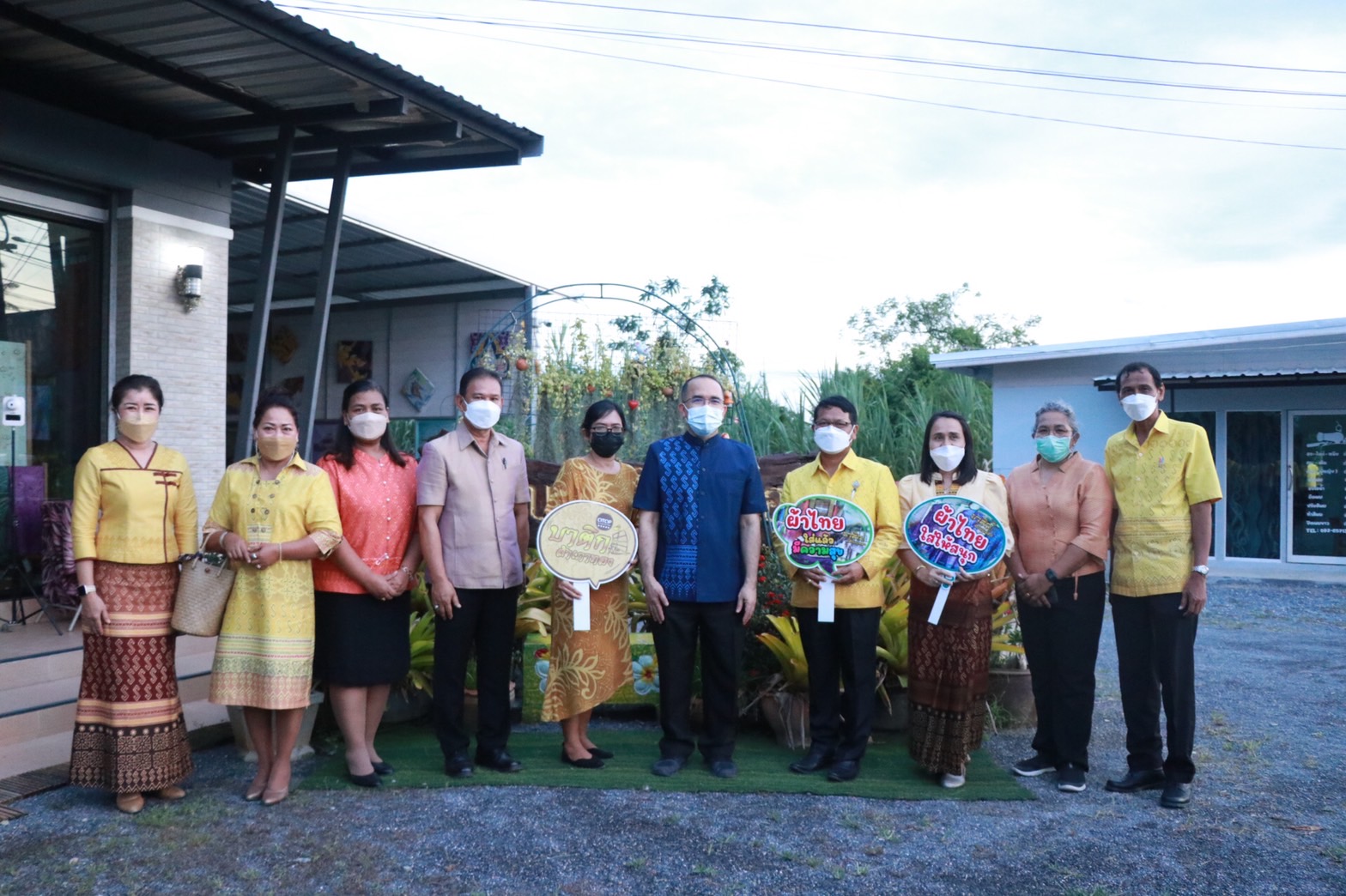 อพช. ชื่นชมความสำเร็จ กลุ่มผ้าบาติกสำเภาทอง สนองพระปณิธาน เจ้าฟ้าสิริวัณณวรีฯ ประยุกต์ “ผ้ามัดหมี่ลายขอเจ้าฟ้าสิริวัณณวรีฯ” สู่ผ้าบาติก งานหัตถศิลป์อัตลักษณ์ของภาคใต้