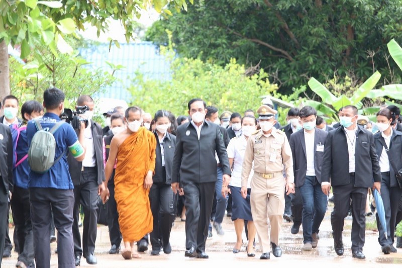 อธิบดี พช. ต้อนรับนายกรัฐมนตรี ลงพื้นที่ตรวจราชการ ศูนย์การเรียนรู้ต้นแบบ “โคก หนอง นา” ในการพัฒนาคุณภาพชีวิต บนพื้นฐานแห่งความพอเพียง ณ วัดป่าศรีแสงธรรม