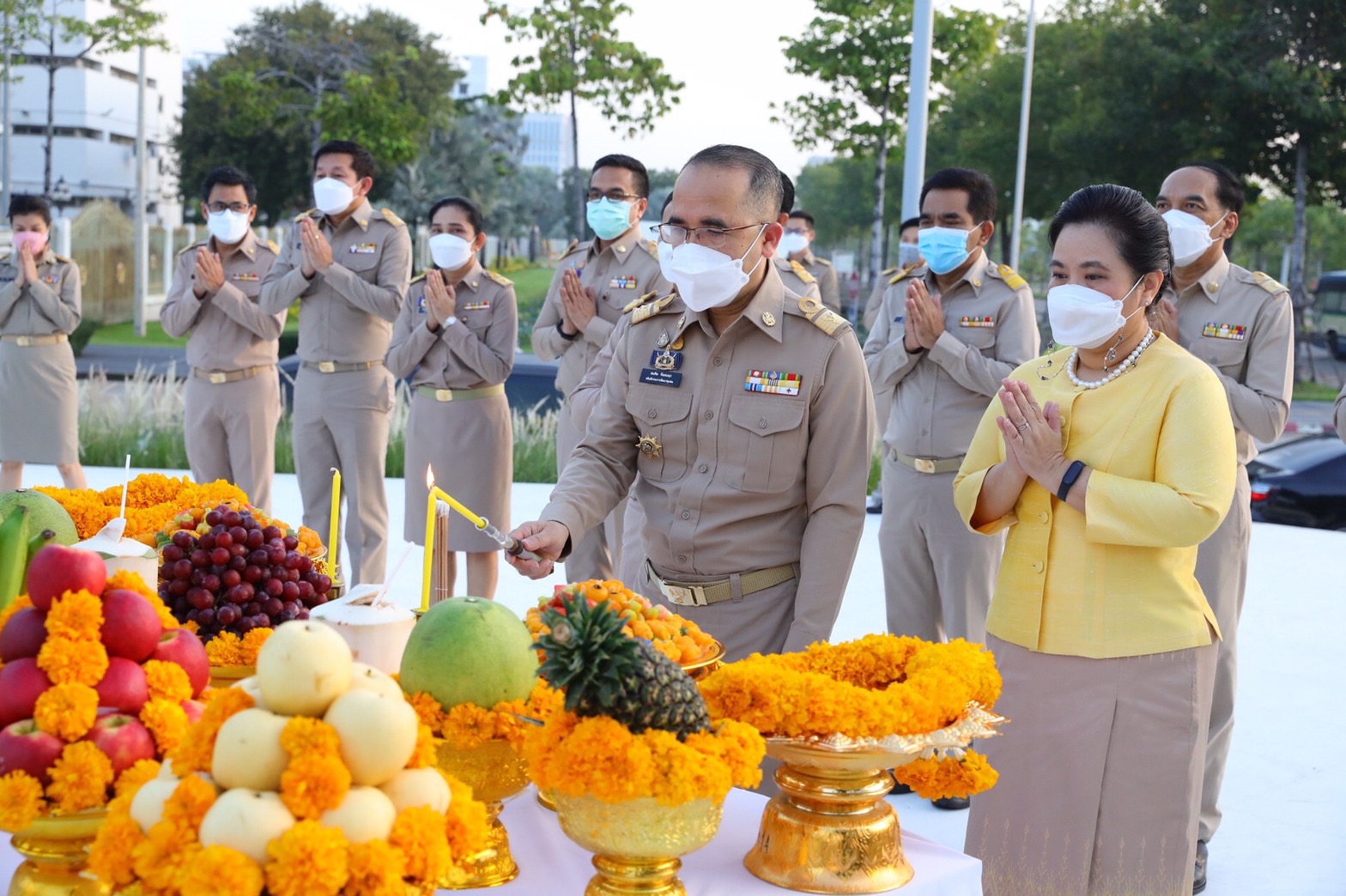 อธิบดีกรมการพัฒนาชุมชน สักการะสิ่งศักดิ์สิทธิ์ประจำกรมการพัฒนาชุมชน ในโอกาสโอกาสเข้ารับตำแหน่งอธิบดีกรมการพัฒนาชุมชน คนที่ 30