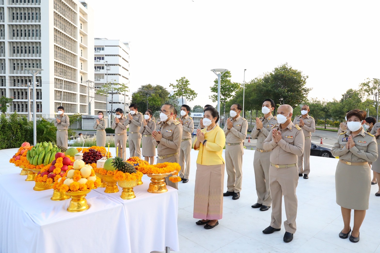 อธิบดีกรมการพัฒนาชุมชน สักการะสิ่งศักดิ์สิทธิ์ประจำกรมการพัฒนาชุมชน ในโอกาสโอกาสเข้ารับตำแหน่งอธิบดีกรมการพัฒนาชุมชน คนที่ 30