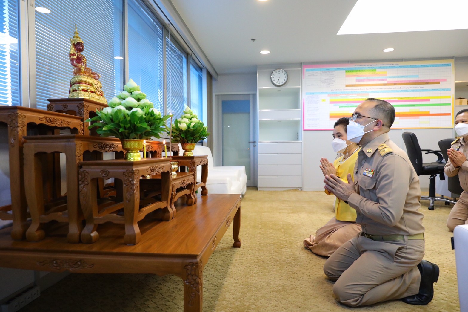 อธิบดีกรมการพัฒนาชุมชน สักการะสิ่งศักดิ์สิทธิ์ประจำกรมการพัฒนาชุมชน ในโอกาสโอกาสเข้ารับตำแหน่งอธิบดีกรมการพัฒนาชุมชน คนที่ 30