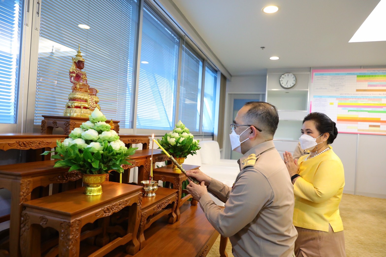 อธิบดีกรมการพัฒนาชุมชน สักการะสิ่งศักดิ์สิทธิ์ประจำกรมการพัฒนาชุมชน ในโอกาสโอกาสเข้ารับตำแหน่งอธิบดีกรมการพัฒนาชุมชน คนที่ 30