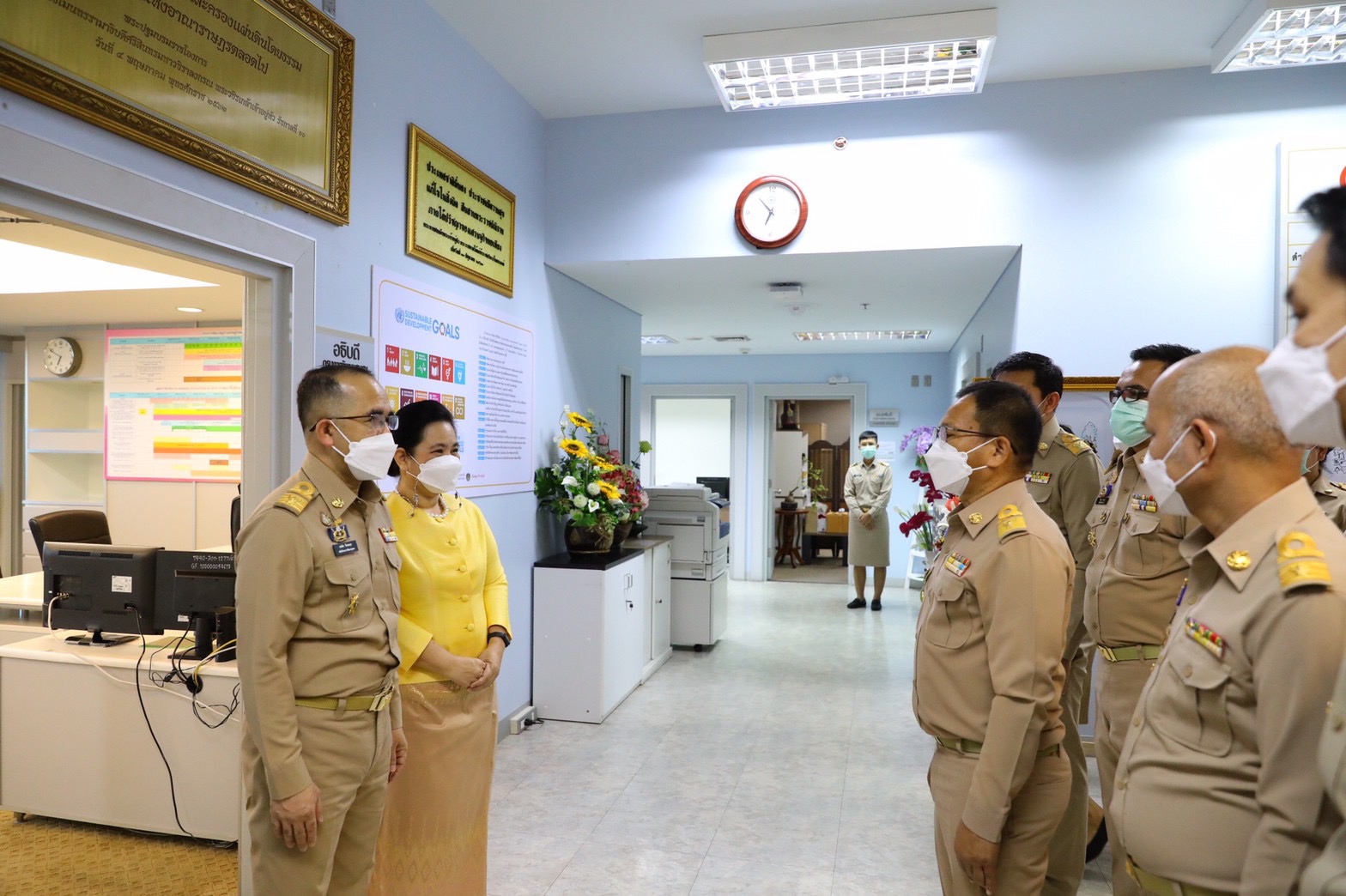 อธิบดีกรมการพัฒนาชุมชน สักการะสิ่งศักดิ์สิทธิ์ประจำกรมการพัฒนาชุมชน ในโอกาสโอกาสเข้ารับตำแหน่งอธิบดีกรมการพัฒนาชุมชน คนที่ 30