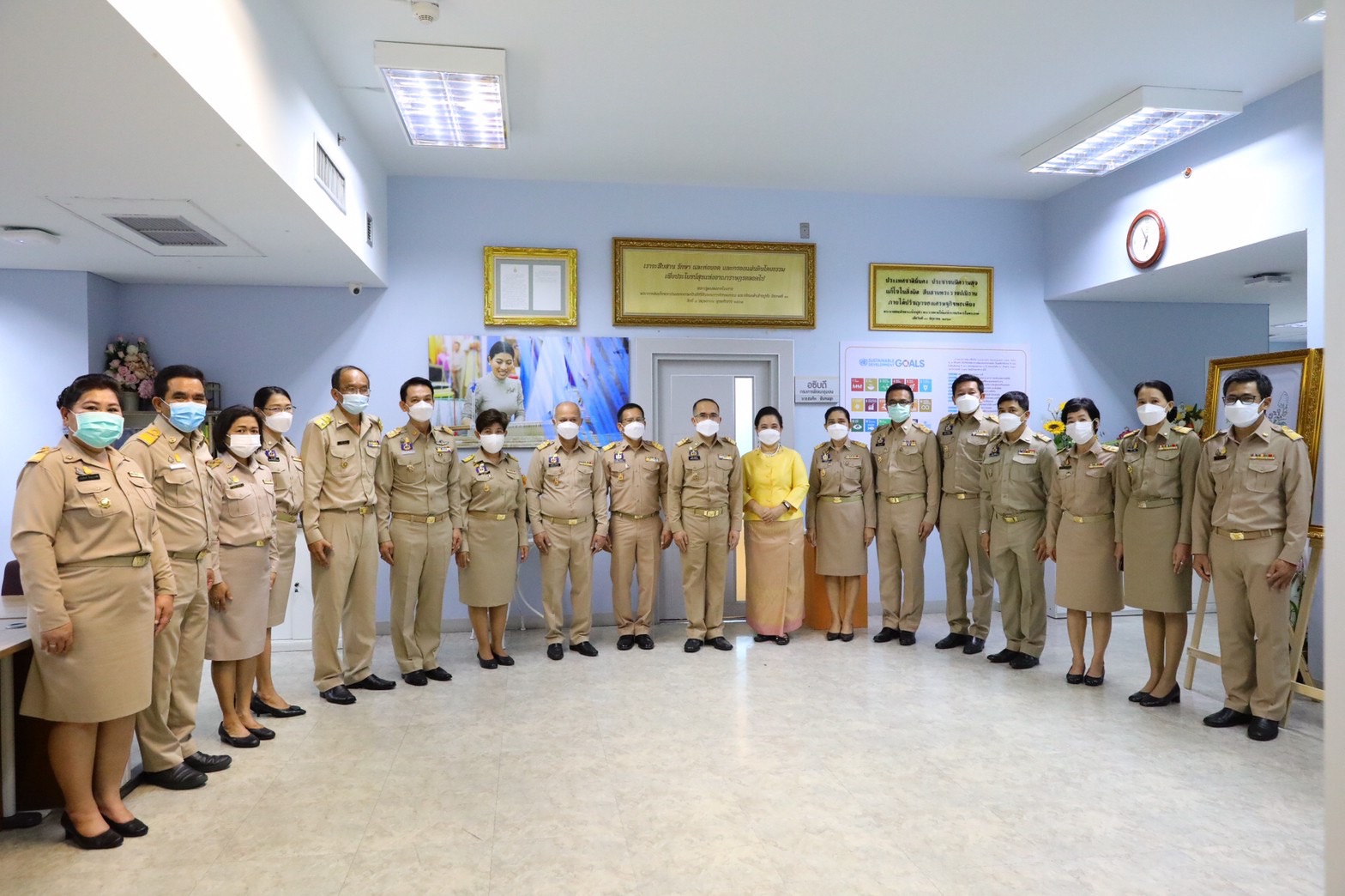 อธิบดีกรมการพัฒนาชุมชน สักการะสิ่งศักดิ์สิทธิ์ประจำกรมการพัฒนาชุมชน ในโอกาสโอกาสเข้ารับตำแหน่งอธิบดีกรมการพัฒนาชุมชน คนที่ 30