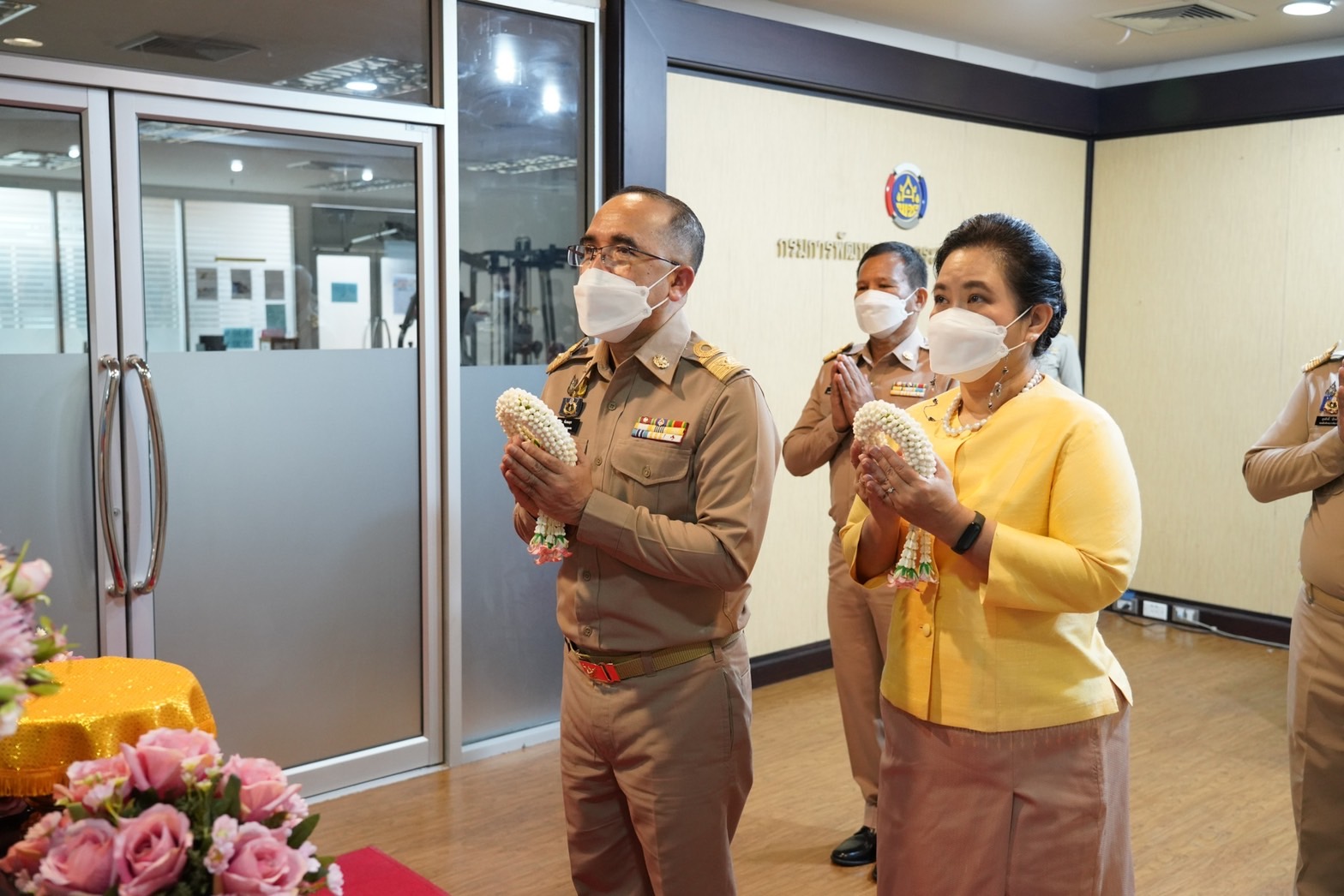 อธิบดีกรมการพัฒนาชุมชน สักการะสิ่งศักดิ์สิทธิ์ประจำกรมการพัฒนาชุมชน ในโอกาสโอกาสเข้ารับตำแหน่งอธิบดีกรมการพัฒนาชุมชน คนที่ 30