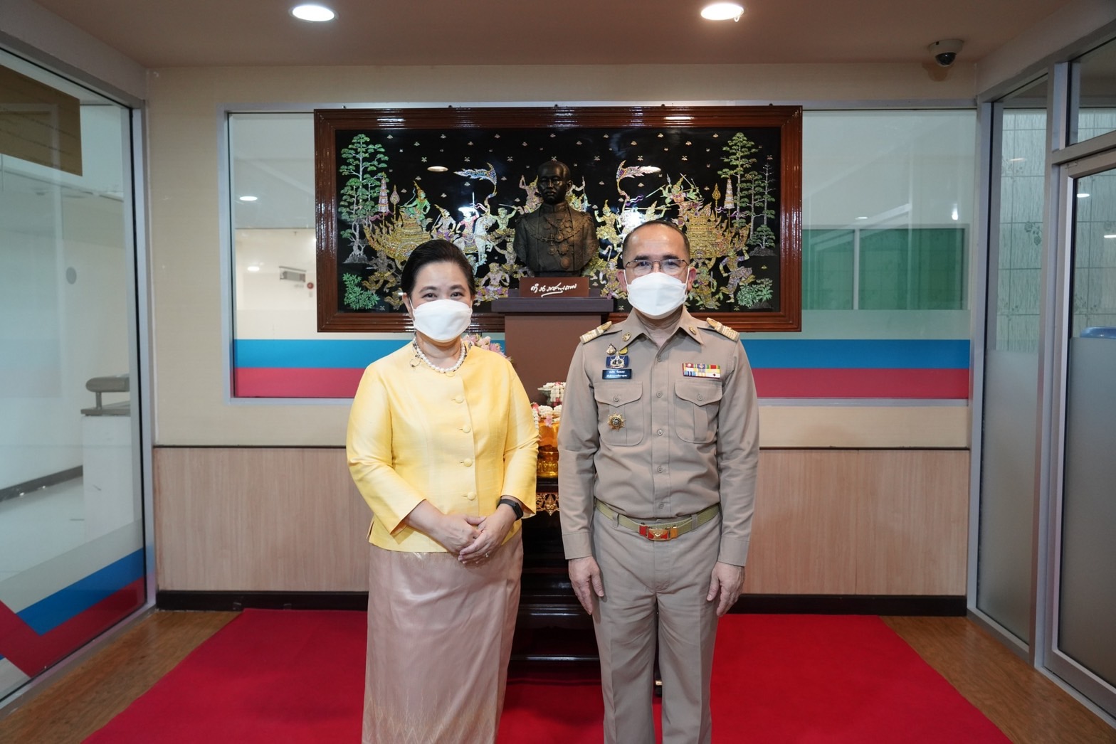 อธิบดีกรมการพัฒนาชุมชน สักการะสิ่งศักดิ์สิทธิ์ประจำกรมการพัฒนาชุมชน ในโอกาสโอกาสเข้ารับตำแหน่งอธิบดีกรมการพัฒนาชุมชน คนที่ 30