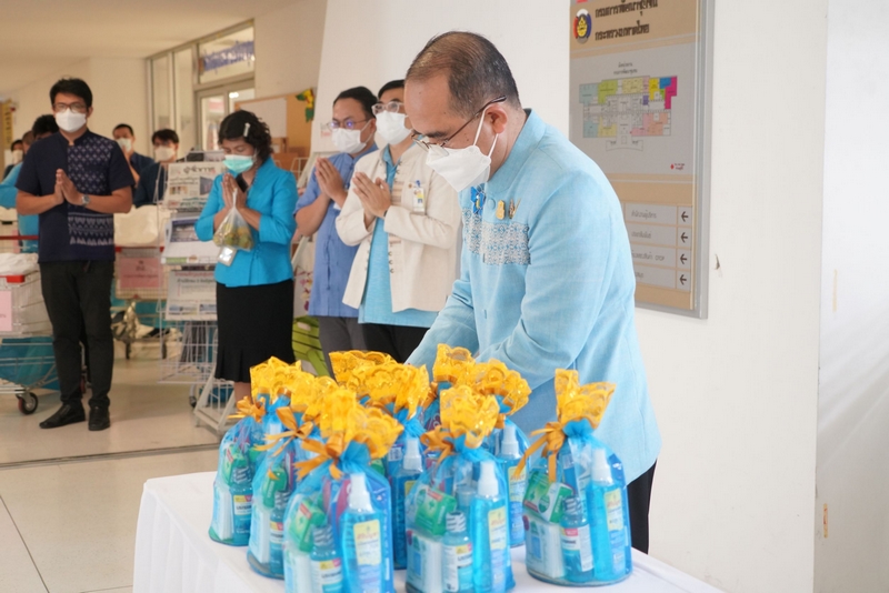 อธิบดี พช. นำคณะผู้บริหาร ข้าราชการ เจ้าหน้าที่กรมการพัฒนาชุมชน ทำบุญตักบาตรข้าวสารอาหารแห้ง ถวายเป็นพระราชกุศลเนื่องในโอกาสมหามงคลเฉลิมพระชนมพรรษา 90 พรรษา สมเด็จพระนางเจ้าสิริกิติ์ พระบรมราชินีนาถ พระบรมราชชนนีพันปีหลวง