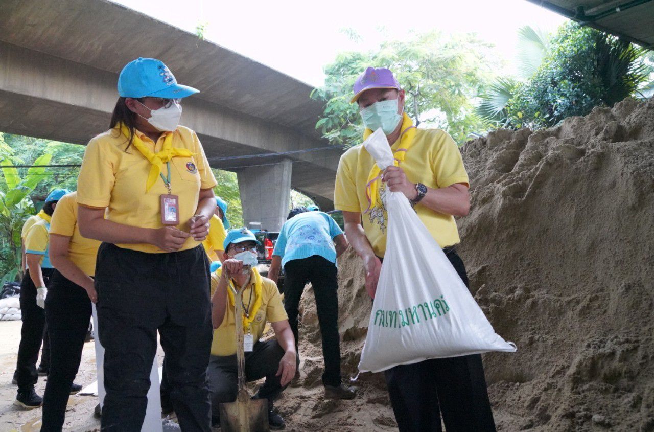 พช. จัดกิจกรรม “จิตอาสา พช. ร่วมใจ ป้องกันน้ำท่วม” เนื่องในวันคล้ายวันสวรรคต พระบาทสมเด็จพระบรมชนกาธิเบศร มหาภูมิพลอดุลยเดชมหาราช บรมนาถบพิตร 13 ตุลาคม 2565