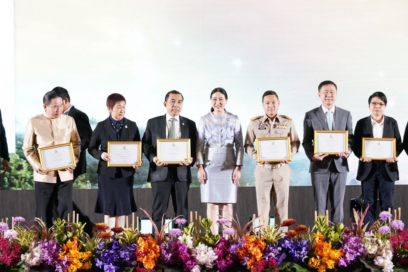 อธิบดี พช.เข้ารับประกาศเกียรติคุณผู้ทำคุณประโยชน์ ในวาระ “สคทช. ครบรอบ 2 ปี”