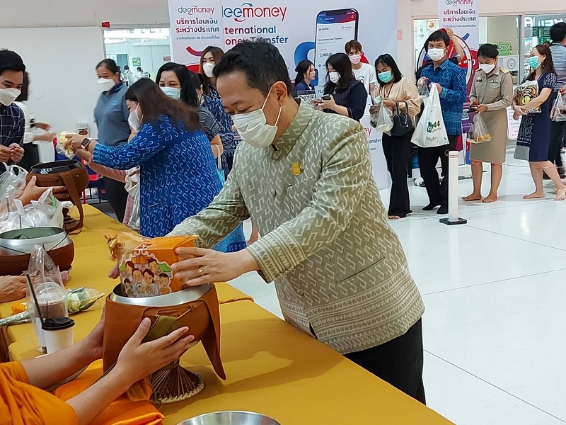 ศูนย์สารสนเทศฯ ร่วมทำบุญตักบาตรประจำสัปดาห์