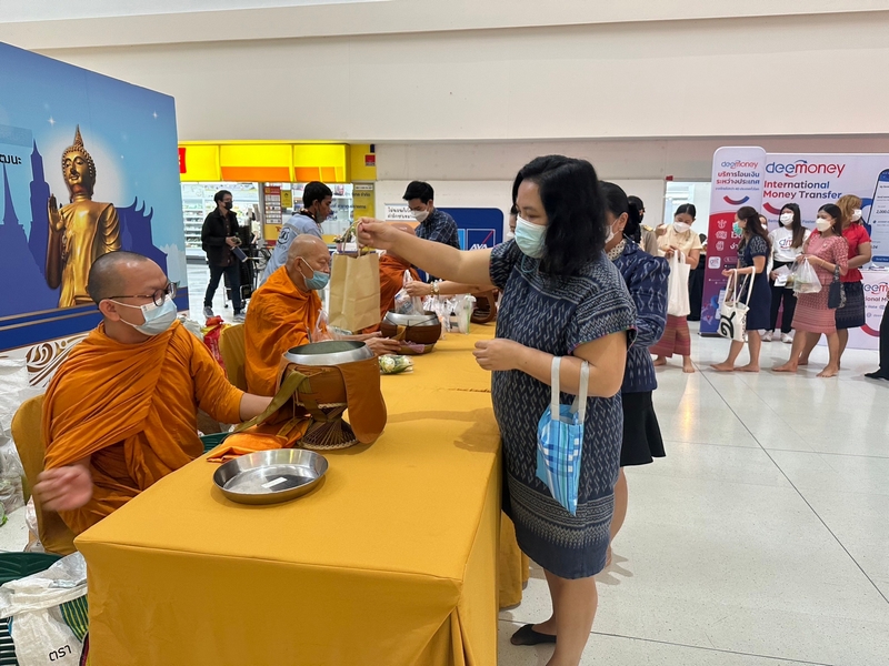 ศูนย์สารสนเทศฯ ร่วมทำบุญตักบาตรประจำสัปดาห์