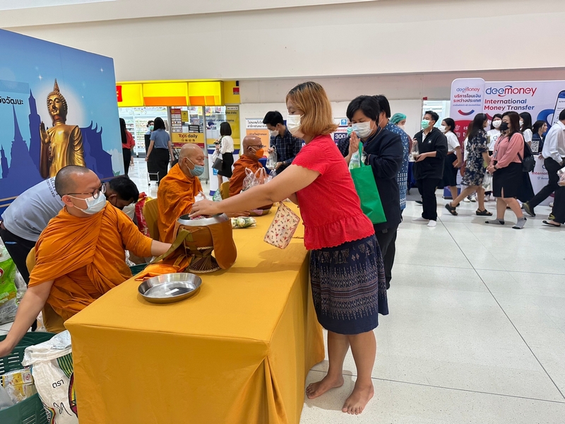 ศูนย์สารสนเทศฯ ร่วมทำบุญตักบาตรประจำสัปดาห์