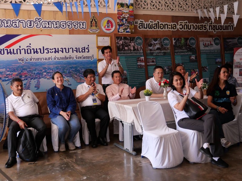 อธิบดี พช. ชวนเที่ยวสถานที่ท่องเที่ยวชุมชนชายทะเลสุดเก๋ ในสไตล์ชุมชนท่องเที่ยว OTOP นวัตวิถี บ้านตลาดบางสเหร่ ที่อำเภอสัตหีบ