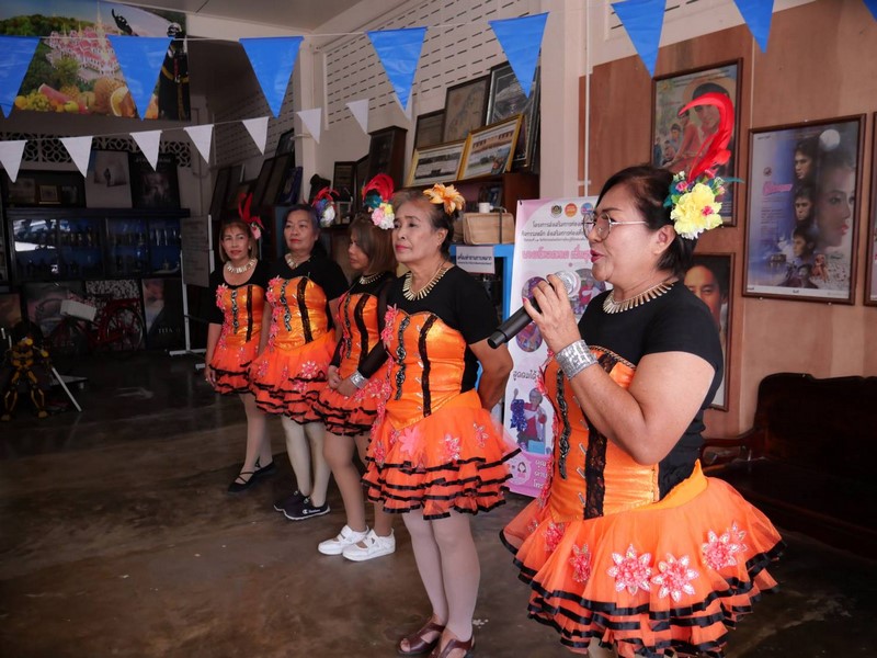 อธิบดี พช. ชวนเที่ยวสถานที่ท่องเที่ยวชุมชนชายทะเลสุดเก๋ ในสไตล์ชุมชนท่องเที่ยว OTOP นวัตวิถี บ้านตลาดบางสเหร่ ที่อำเภอสัตหีบ