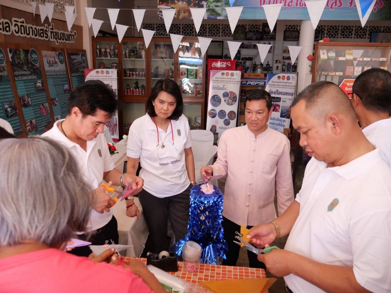 อธิบดี พช. ชวนเที่ยวสถานที่ท่องเที่ยวชุมชนชายทะเลสุดเก๋ ในสไตล์ชุมชนท่องเที่ยว OTOP นวัตวิถี บ้านตลาดบางสเหร่ ที่อำเภอสัตหีบ