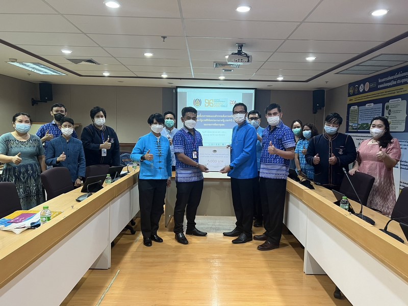 ศูนย์สารสนเทศเพื่อการพัฒนาชุมชน มอบเงินตามโครงการ Smart Startup ค้นหานวัตกรรมและต้นแบบการสร้างอาชีพของสมาชิก สอ.พช.