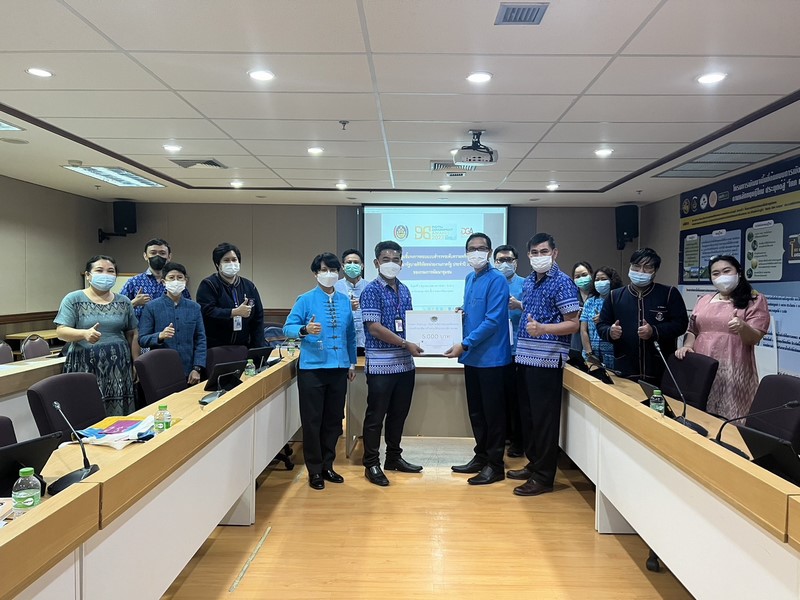 ศูนย์สารสนเทศเพื่อการพัฒนาชุมชน มอบเงินตามโครงการ Smart Startup ค้นหานวัตกรรมและต้นแบบการสร้างอาชีพของสมาชิก สอ.พช.