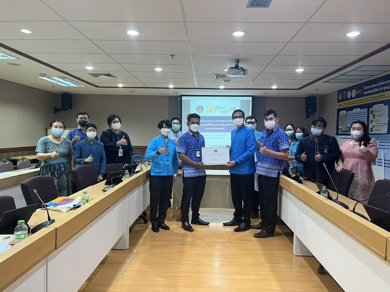 ศูนย์สารสนเทศเพื่อการพัฒนาชุมชน มอบเงินตามโครงการ Smart Startup ค้นหานวัตกรรมและต้นแบบการสร้างอาชีพของสมาชิก สอ.พช.