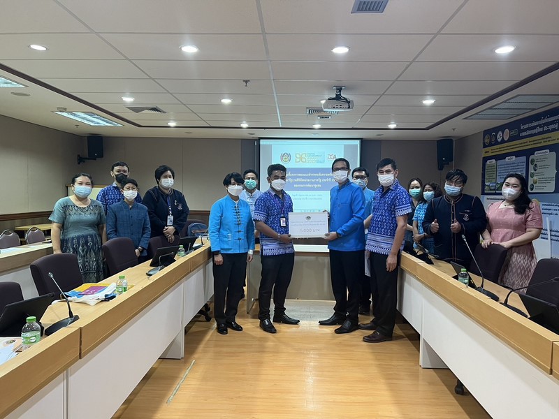 ศูนย์สารสนเทศเพื่อการพัฒนาชุมชน มอบเงินตามโครงการ Smart Startup ค้นหานวัตกรรมและต้นแบบการสร้างอาชีพของสมาชิก สอ.พช.