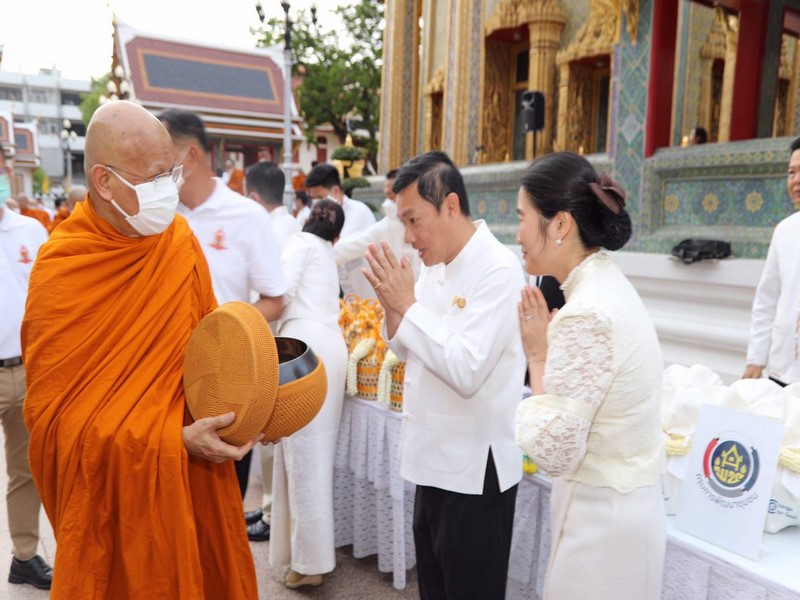 กรมการพัฒนาชุมชน ร่วมทำบุญตักบาตร เนื่องในวันอาสาฬหบูชา ประจำปี 2566