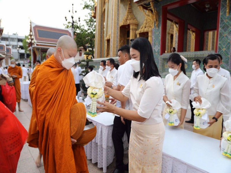 กรมการพัฒนาชุมชน ร่วมทำบุญตักบาตร เนื่องในวันอาสาฬหบูชา ประจำปี 2566