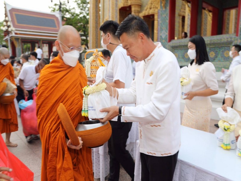 กรมการพัฒนาชุมชน ร่วมทำบุญตักบาตร เนื่องในวันอาสาฬหบูชา ประจำปี 2566