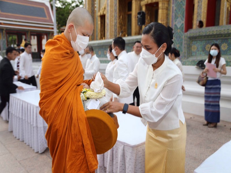 กรมการพัฒนาชุมชน ร่วมทำบุญตักบาตร เนื่องในวันอาสาฬหบูชา ประจำปี 2566