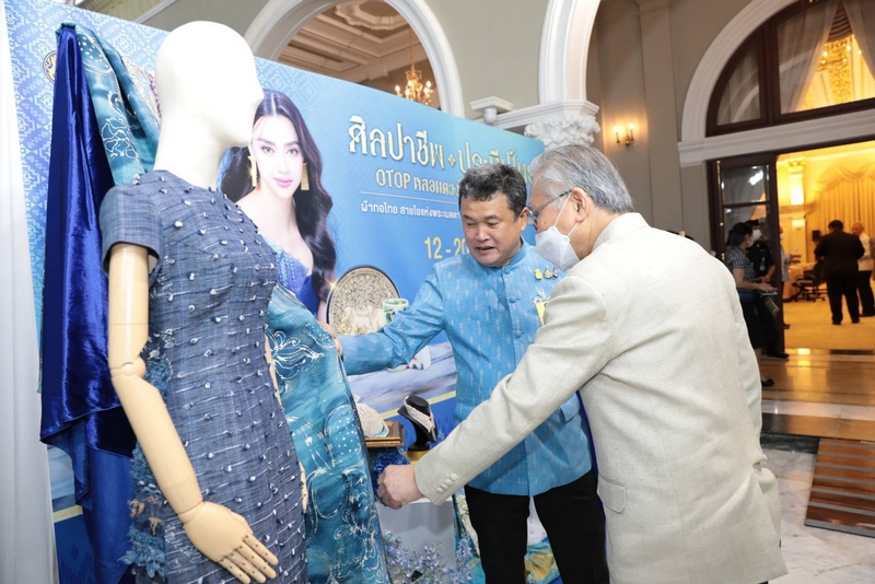 นายกรัฐมนตรี ชื่นชมผ้าไทย สินค้า OTOP พร้อมเชิญชวนคนไทยชมและเลือกซื้อ ผลงานหัตถศิลป์อันทรงคุณค่า พร้อมอร่อยล้ำกับ OTOP ชวนชิม ในงานศิลปาชีพประทีปไทย OTOP หลอมดวงใจ ด้วยพระบารมี  12–20 สิงหาคมนี้ ณ อาคารชาเลนเจอร์ 1-3 อิมแพค เมืองทองธานี