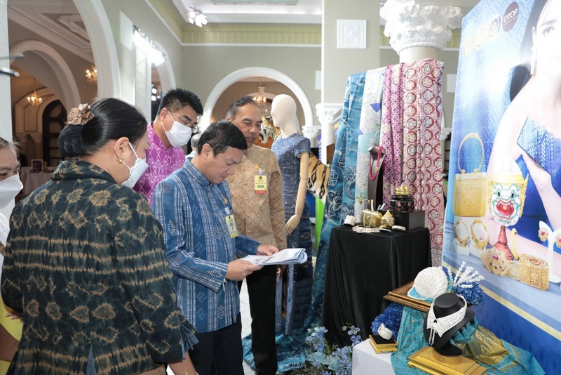 นายกรัฐมนตรี ชื่นชมผ้าไทย สินค้า OTOP พร้อมเชิญชวนคนไทยชมและเลือกซื้อ ผลงานหัตถศิลป์อันทรงคุณค่า พร้อมอร่อยล้ำกับ OTOP ชวนชิม ในงานศิลปาชีพประทีปไทย OTOP หลอมดวงใจ ด้วยพระบารมี  12–20 สิงหาคมนี้ ณ อาคารชาเลนเจอร์ 1-3 อิมแพค เมืองทองธานี