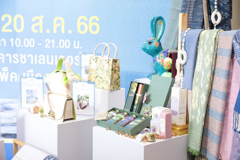 นายกรัฐมนตรี ชื่นชมผ้าไทย สินค้า OTOP พร้อมเชิญชวนคนไทยชมและเลือกซื้อ ผลงานหัตถศิลป์อันทรงคุณค่า พร้อมอร่อยล้ำกับ OTOP ชวนชิม ในงานศิลปาชีพประทีปไทย OTOP หลอมดวงใจ ด้วยพระบารมี  12–20 สิงหาคมนี้ ณ อาคารชาเลนเจอร์ 1-3 อิมแพค เมืองทองธานี