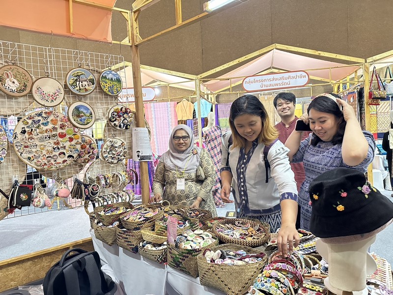 ชาว ศสท. พช.ชวนเที่ยวงาน Silk Festival 2023 สู่การพัฒนาที่ยั่งยืน