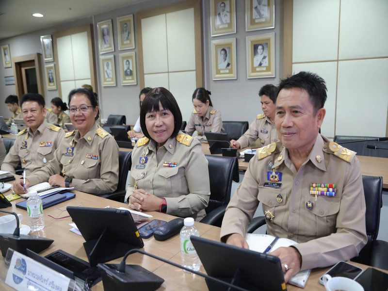 พช. ประชุมติดตามการขับเคลื่อนงานตามประเด็นเน้นย้ำในไตรมาส 2 พร้อมย้ำสร้างการรับรู้ภูมิปัญญาผ้าไทยและผ้าลายพระราชทาน น้อมนำแนวพระดำริของสมเด็จพระเจ้าลูกเธอ เจ้าฟ้าสิริวัณณวรี นารีรัตนราชกัญญา ในการส่งเสริมอนุรักษ์ภูมิปัญญาผ้าไทยให้ทันสมัยสู่สากล