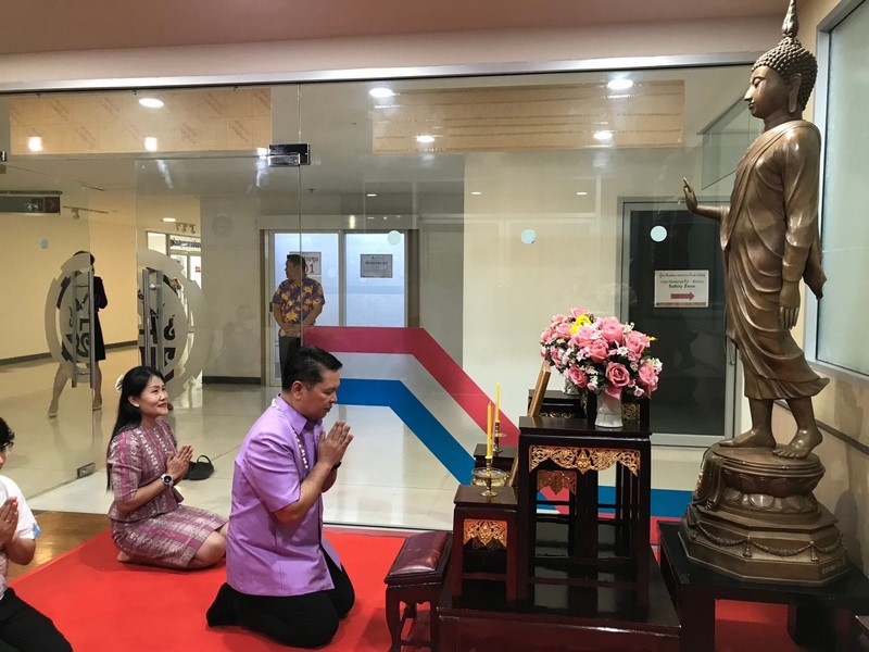 ชาว ศสท. ร่วมรดน้ำขอพร ผู้อำนวยการศูนย์สารสนเทศเพื่อการพัฒนาชุมชน เนื่องในวันสงกรานต์ 2567