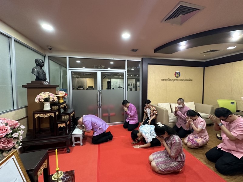 ชาว ศสท. ร่วมรดน้ำขอพร ผู้อำนวยการศูนย์สารสนเทศเพื่อการพัฒนาชุมชน เนื่องในวันสงกรานต์ 2567