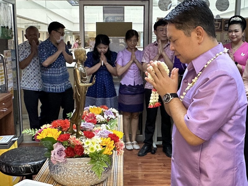 ชาว ศสท. ร่วมรดน้ำขอพร ผู้อำนวยการศูนย์สารสนเทศเพื่อการพัฒนาชุมชน เนื่องในวันสงกรานต์ 2567