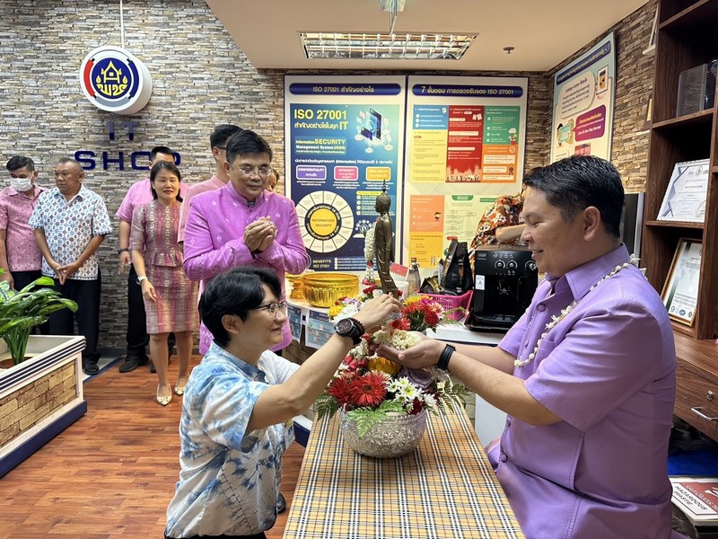 ชาว ศสท. ร่วมรดน้ำขอพร ผู้อำนวยการศูนย์สารสนเทศเพื่อการพัฒนาชุมชน เนื่องในวันสงกรานต์ 2567