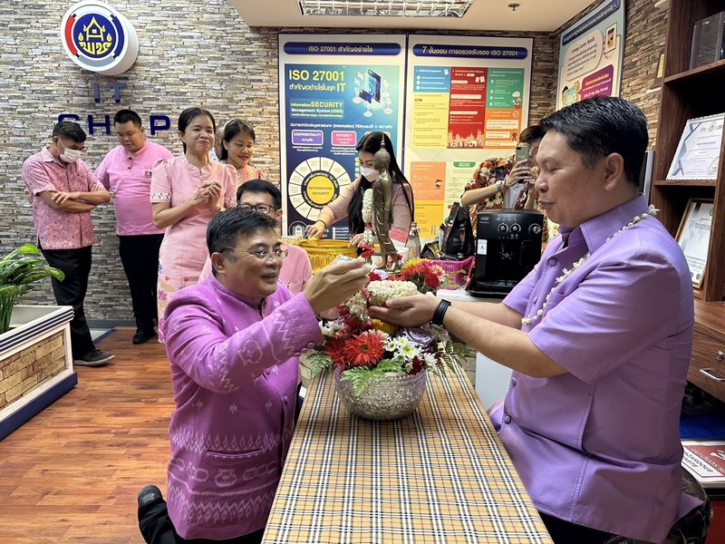 ชาว ศสท. ร่วมรดน้ำขอพร ผู้อำนวยการศูนย์สารสนเทศเพื่อการพัฒนาชุมชน เนื่องในวันสงกรานต์ 2567