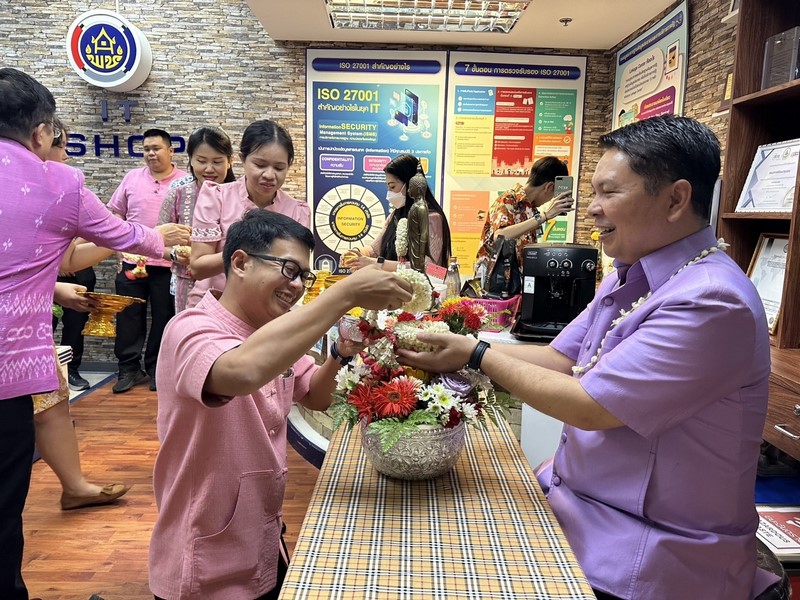 ชาว ศสท. ร่วมรดน้ำขอพร ผู้อำนวยการศูนย์สารสนเทศเพื่อการพัฒนาชุมชน เนื่องในวันสงกรานต์ 2567