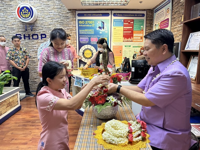 ชาว ศสท. ร่วมรดน้ำขอพร ผู้อำนวยการศูนย์สารสนเทศเพื่อการพัฒนาชุมชน เนื่องในวันสงกรานต์ 2567