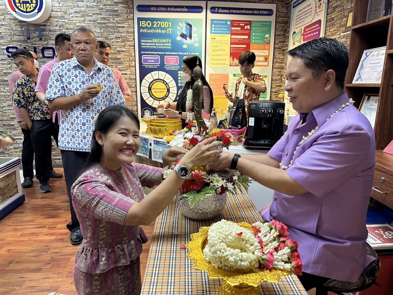 ชาว ศสท. ร่วมรดน้ำขอพร ผู้อำนวยการศูนย์สารสนเทศเพื่อการพัฒนาชุมชน เนื่องในวันสงกรานต์ 2567