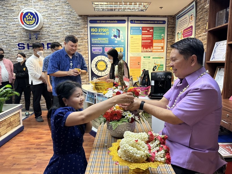 ชาว ศสท. ร่วมรดน้ำขอพร ผู้อำนวยการศูนย์สารสนเทศเพื่อการพัฒนาชุมชน เนื่องในวันสงกรานต์ 2567