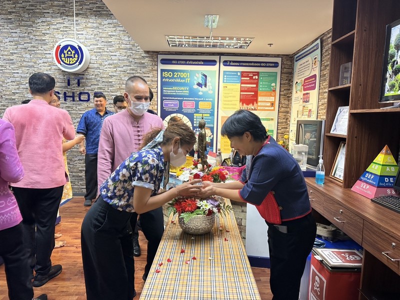 ชาว ศสท. ร่วมรดน้ำขอพร ผู้อำนวยการศูนย์สารสนเทศเพื่อการพัฒนาชุมชน เนื่องในวันสงกรานต์ 2567