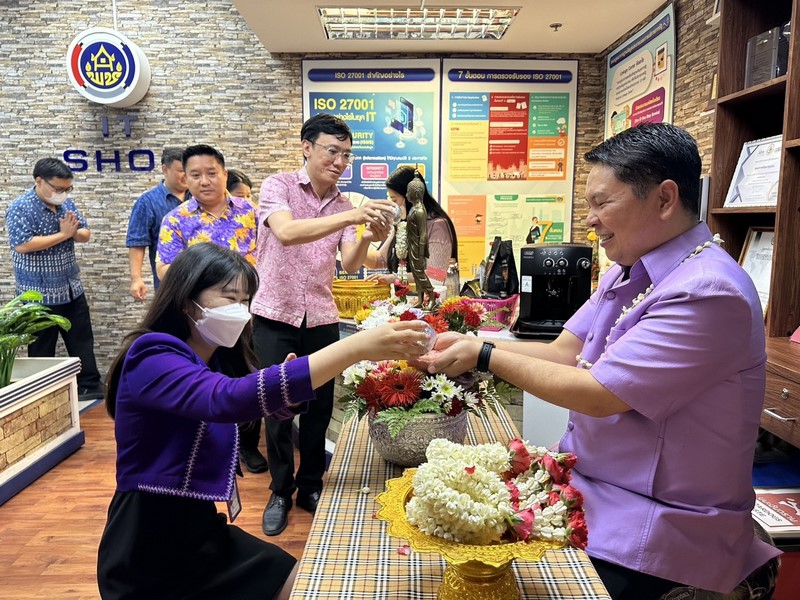 ชาว ศสท. ร่วมรดน้ำขอพร ผู้อำนวยการศูนย์สารสนเทศเพื่อการพัฒนาชุมชน เนื่องในวันสงกรานต์ 2567